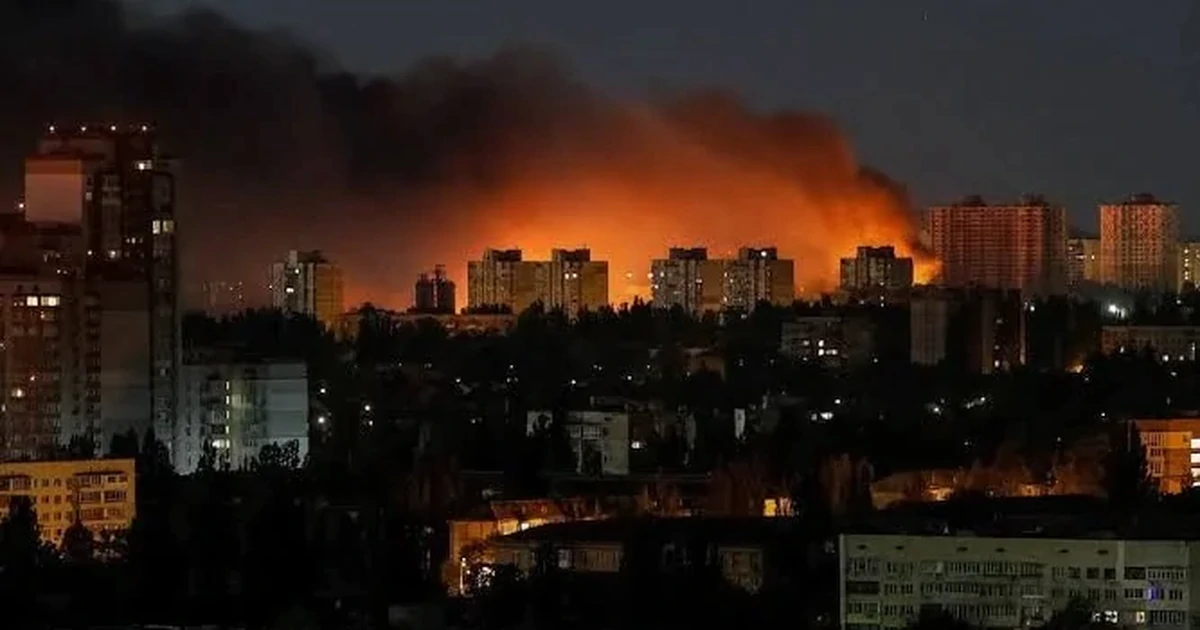 Tổng thống Ukraine cảnh báo Nga sắp tấn công quy mô lớn, nhiều tiếng nổ vang lên ở Kiev