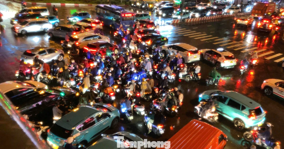 Đường phố ngập sâu, giao thông TPHCM rối loạn trong cơn mưa lớn giờ tan tầm