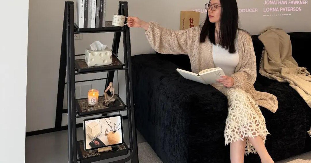 Bên cạnh sofa không nhất thiết phải đặt bàn phụ: 7 cách tận dụng không gian của người trẻ vừa gọn vừa thiết thực