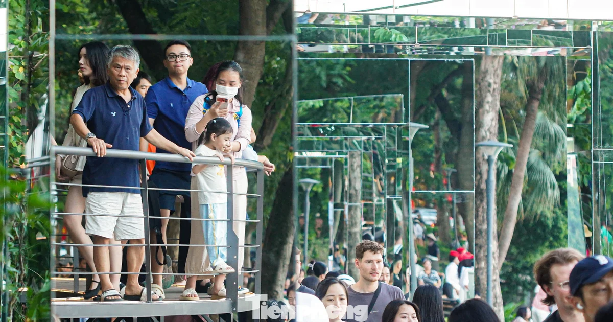 Nườm nượp khách đến Hồ Hoàn Kiếm trải nghiệm cầu dải lụa, khung gương ngày đầu mở cửa