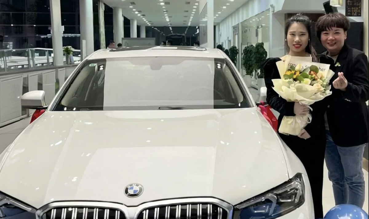 Thấy nhân viên ngày ngày đội mưa gió đi làm, sếp nữ tặng mỗi người một chiếc BMW