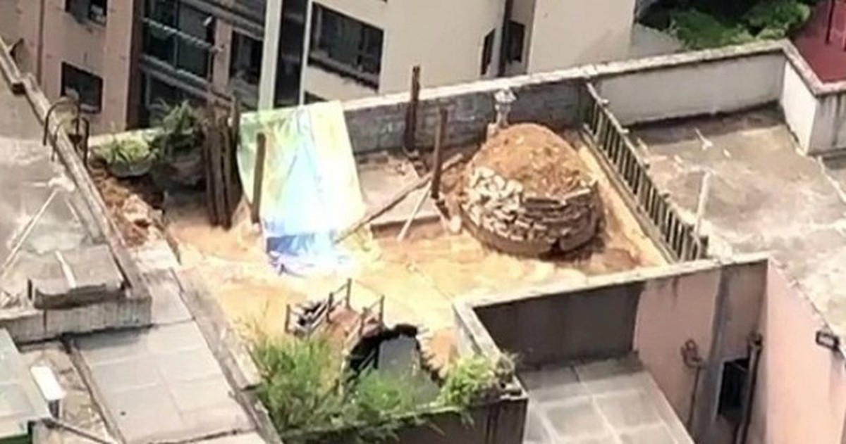 Mua nhà 8 năm mới phát hiện ngay trên trần phòng khách là một ngôi mộ
