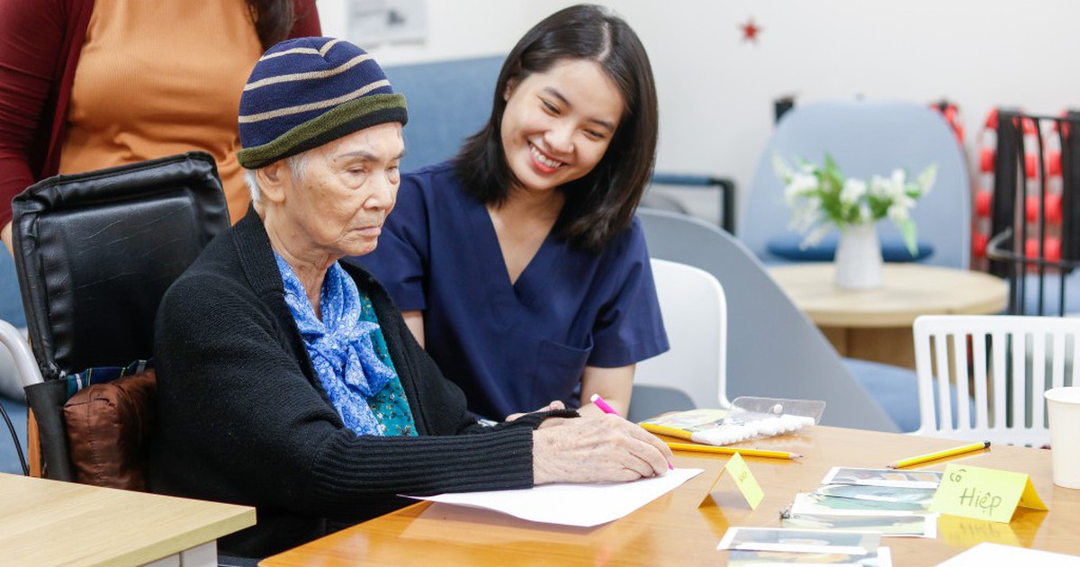Sa sút trí tuệ ở người cao tuổi: Khi chăm sóc không chỉ bắt đầu từ lúc bệnh xuất hiện