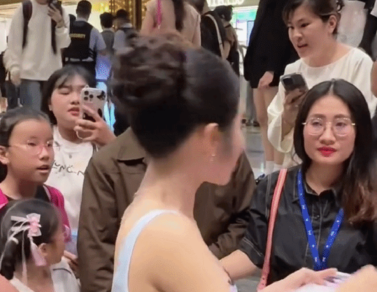 Vbiz có 1 mỹ nhân cứ cầm mic là Trấn Thành phải chặn lời, xinh đẹp hơn hoa nhưng nói chuyện không ai hiểu nổi