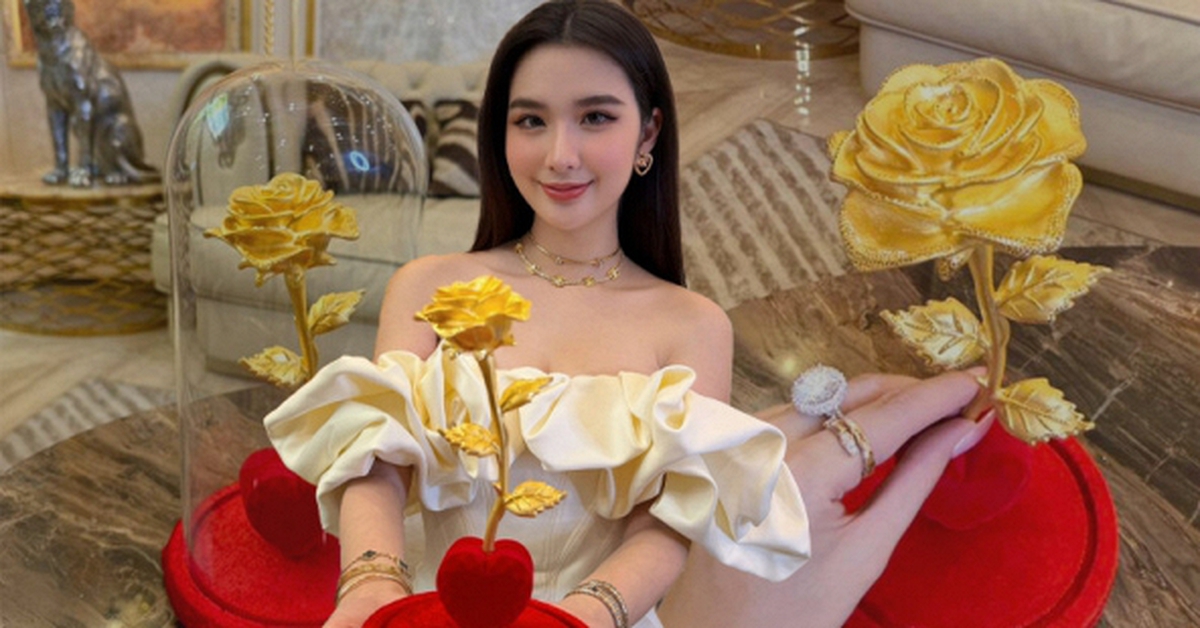 "Phú bà showbiz" khoe được tặng hoa hồng bằng vàng 9999, netizen thi nhau đoán giá