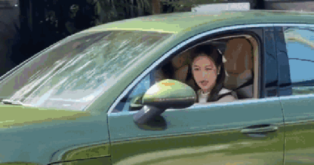 Mỹ nữ lái Porsche viral TikTok: 1 giây lướt qua cũng khiến người khác ngoái nhìn, nhận mưa lời khen vì mặc đẹp