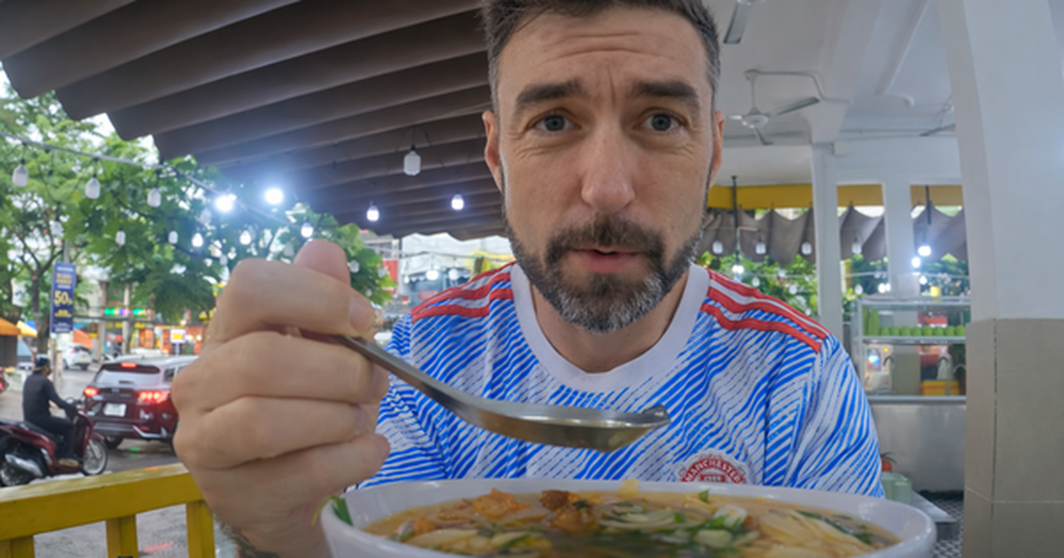 Tự tin dùng tiếng Việt để khen món phở, anh Tây khiến cả quán bật cười vì nhầm đúng chữ quan trọng nhất