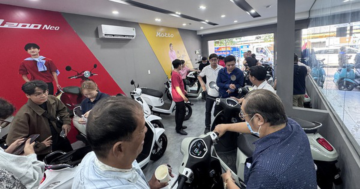 Người dân xếp hàng bốc số mua xe máy điện khi giá xăng tăng vọt, cửa hàng quá tải