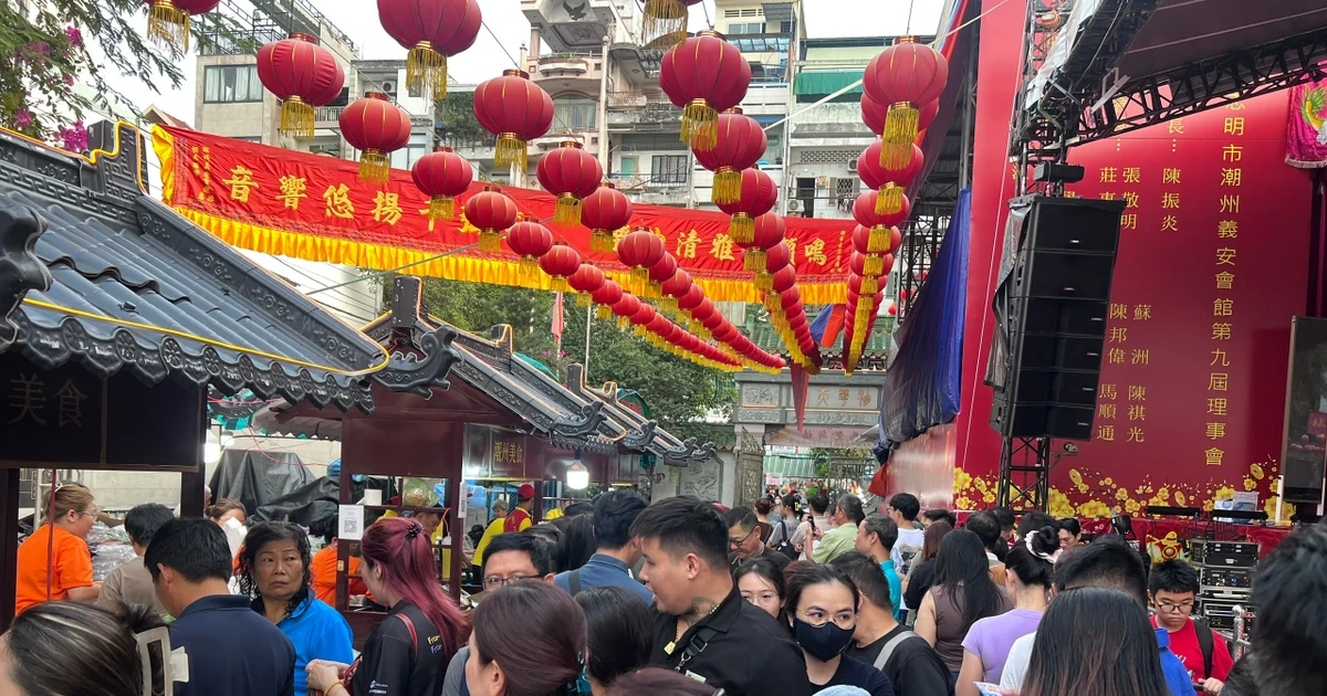 Xếp hàng chờ cả tiếng đồng hồ ăn đậu hũ vàng bán 'mỗi năm một lần'