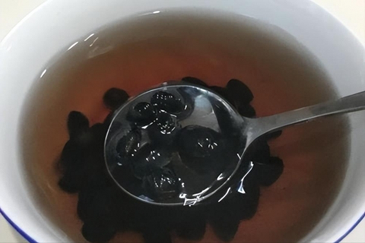 Uống nước đậu đen ngâm mỗi ngày suốt 1 năm, người phụ nữ 59 tuổi đi khám sức khỏe nhận kết quả khó tin