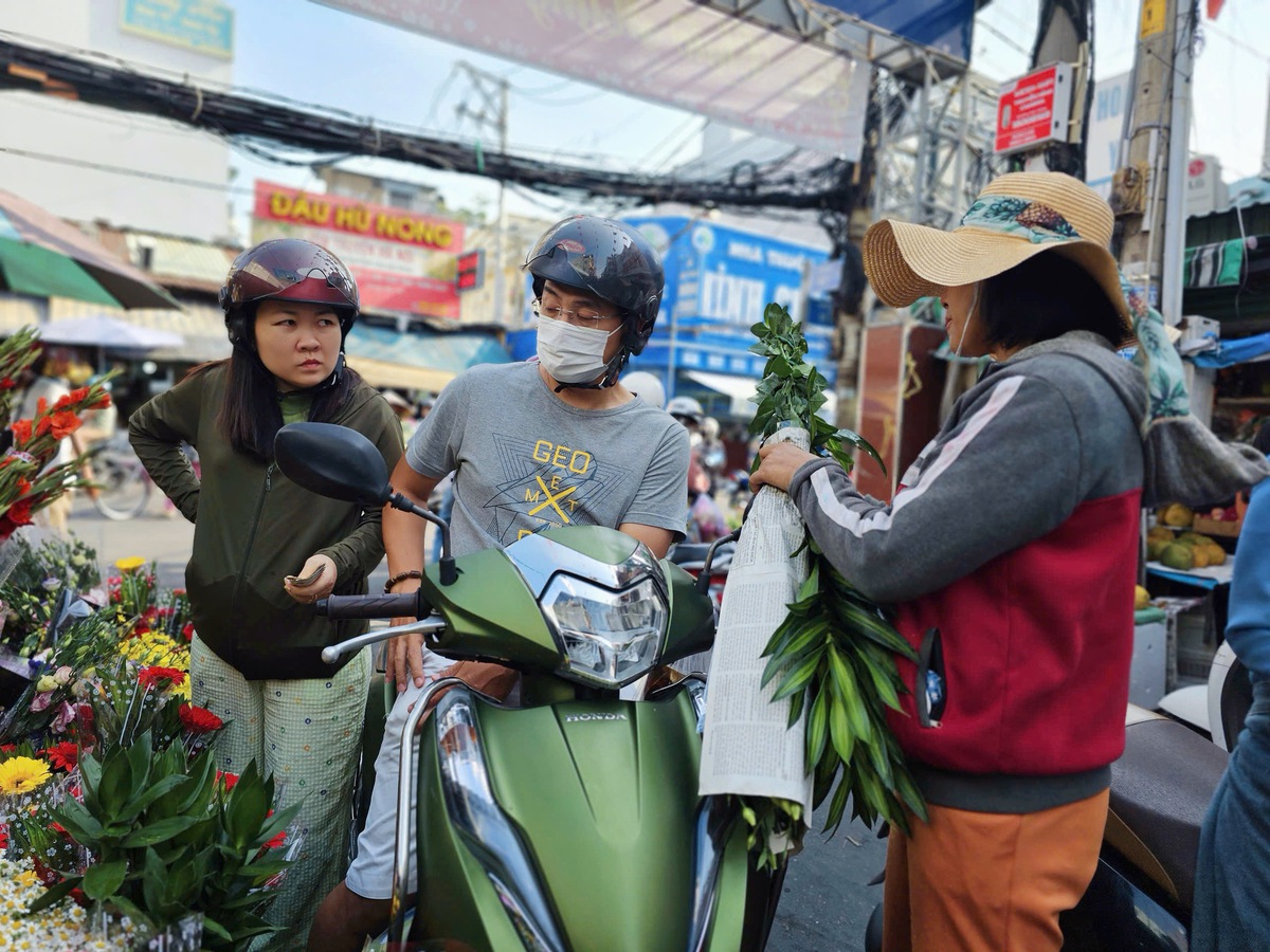 Giá xăng đắt đỏ, nhiều gia đình tính toán từng chuyến xe, từng bữa ăn