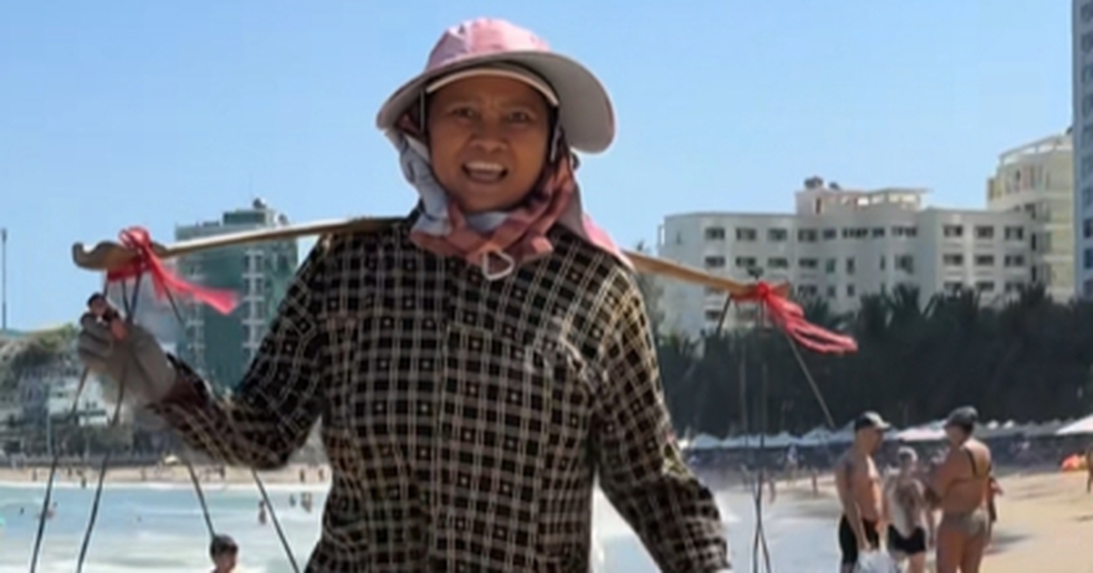 Người bán hàng rong ở Nha Trang gây sốt toàn cầu: Công việc này giúp bà nuôi 2 con gái đang học đại học
