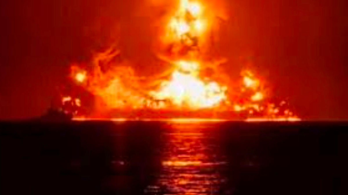 Hai tàu chở 400.000 thùng dầu bị tấn công ngay gần Iran, nhiều cảng dầu lớn buộc phải đóng cửa