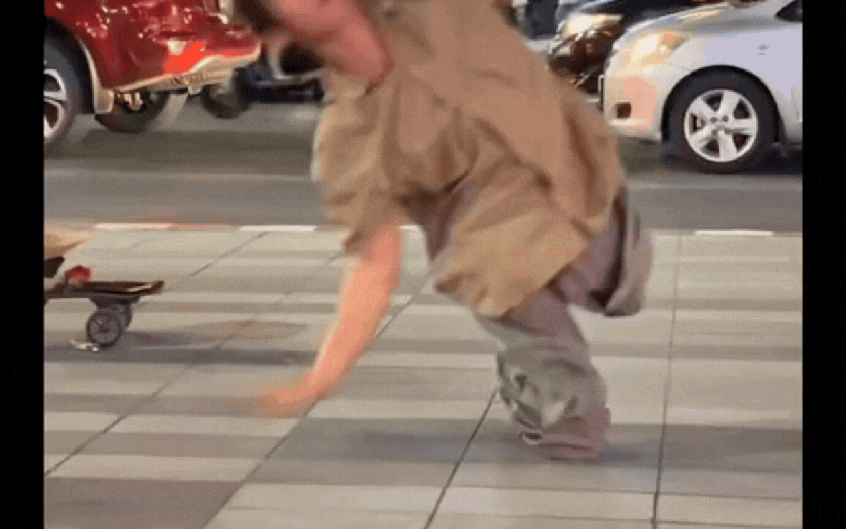 Màn breakdance 29 giây của chàng trai cụt 2 chân bên lề đường gây bão: “Đừng tiếc nuối thay tôi”