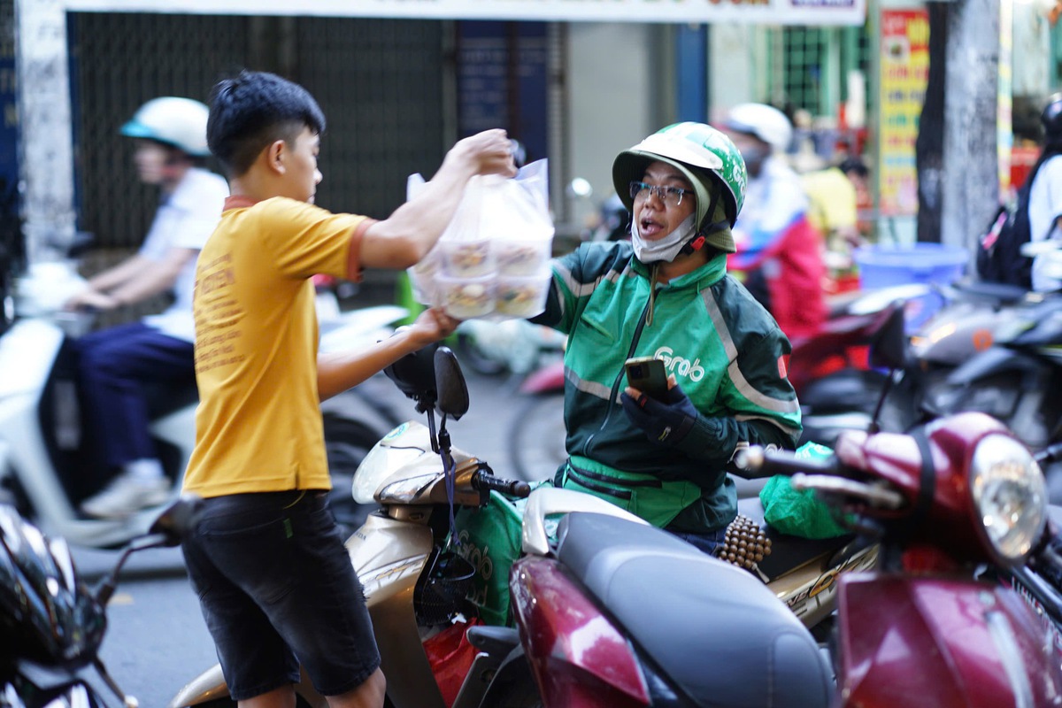 Xăng tăng giá, shipper né "cuốc xa", nhiều người cũng hạn chế ra đường: "Ngoài đi học thì 1 tuần em chỉ đi chơi 1, 2 lần"