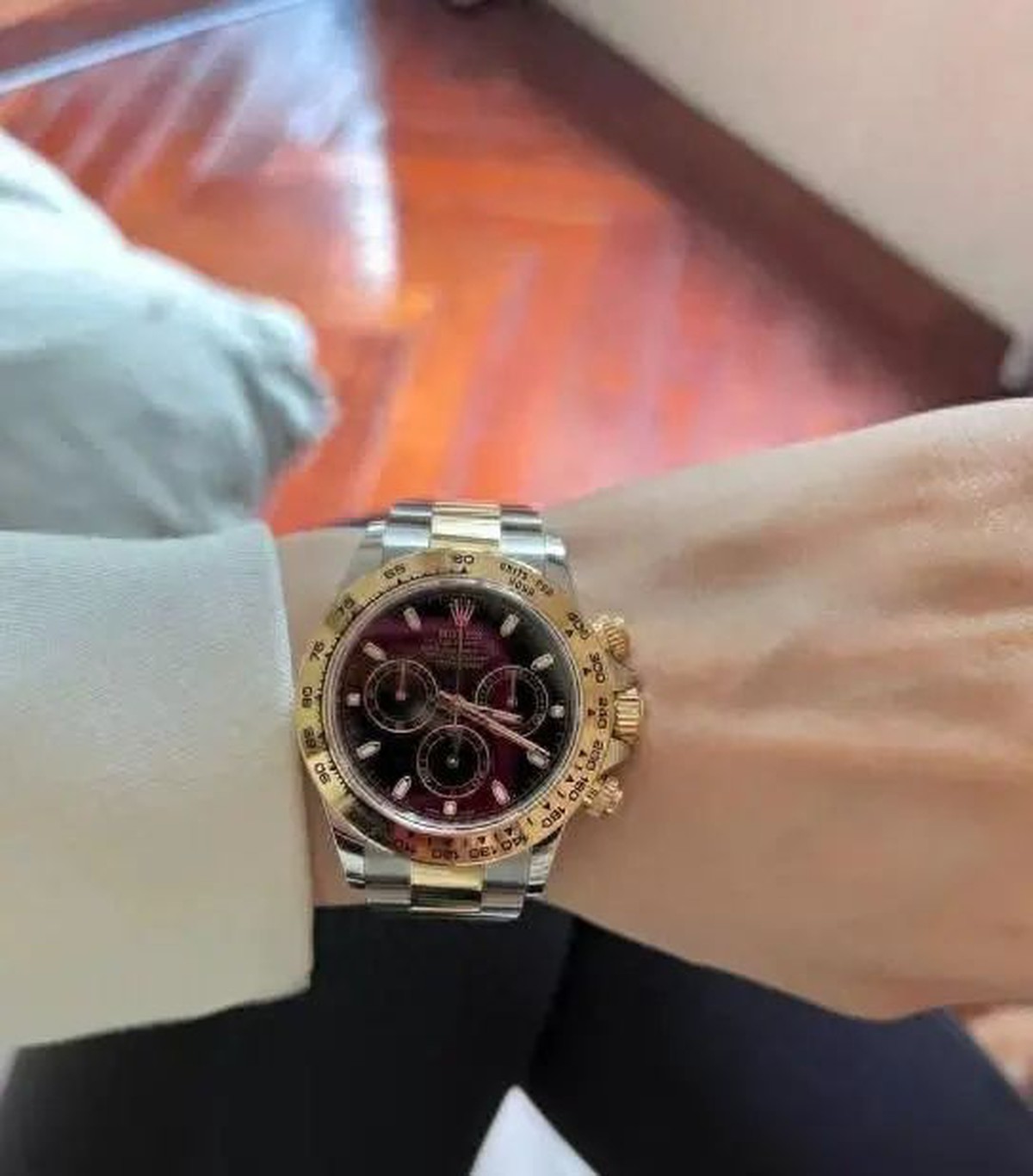 Bán đồng hồ Rolex thu về hơn 560 triệu đồng, tối về người phụ nữ bất ngờ bị phong tỏa tài sản: Công an đưa vào diện tình nghi, mất cả đồ lẫn tiền