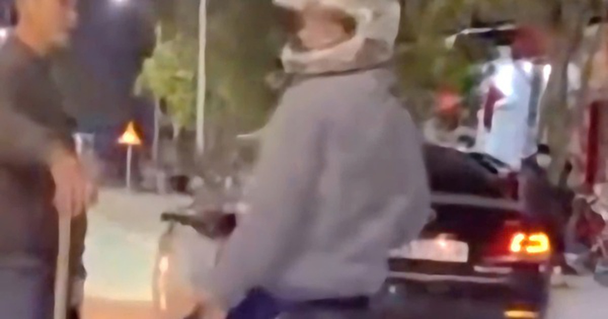 Giám đốc doanh nghiệp ngang nhiên dừng xe giữa đường, dùng gậy “tác động” vào chân người đi xe máy