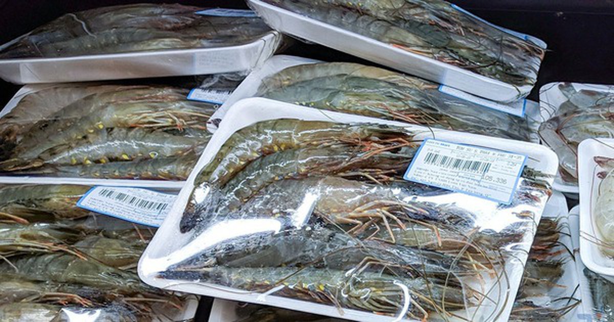 Mua tôm đóng khay ở siêu thị: Nhân viên hé lộ chi tiết "vàng" nhiều người bỏ qua