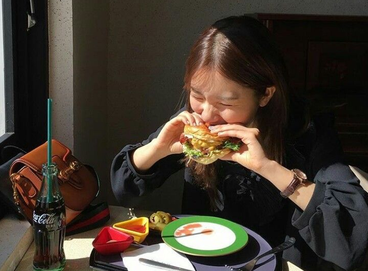 Vì sao nhiều người đói ngay sau khi tắm? Bác sĩ giải thích tín hiệu thật sự mà cơ thể đang gửi đi