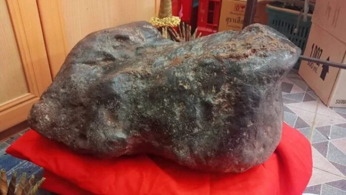 Tảng đá hình con ếch trong cửa hàng bỗng xuất hiện vệt vàng lạ sau Tết, người dân kéo đến xem kín nhà