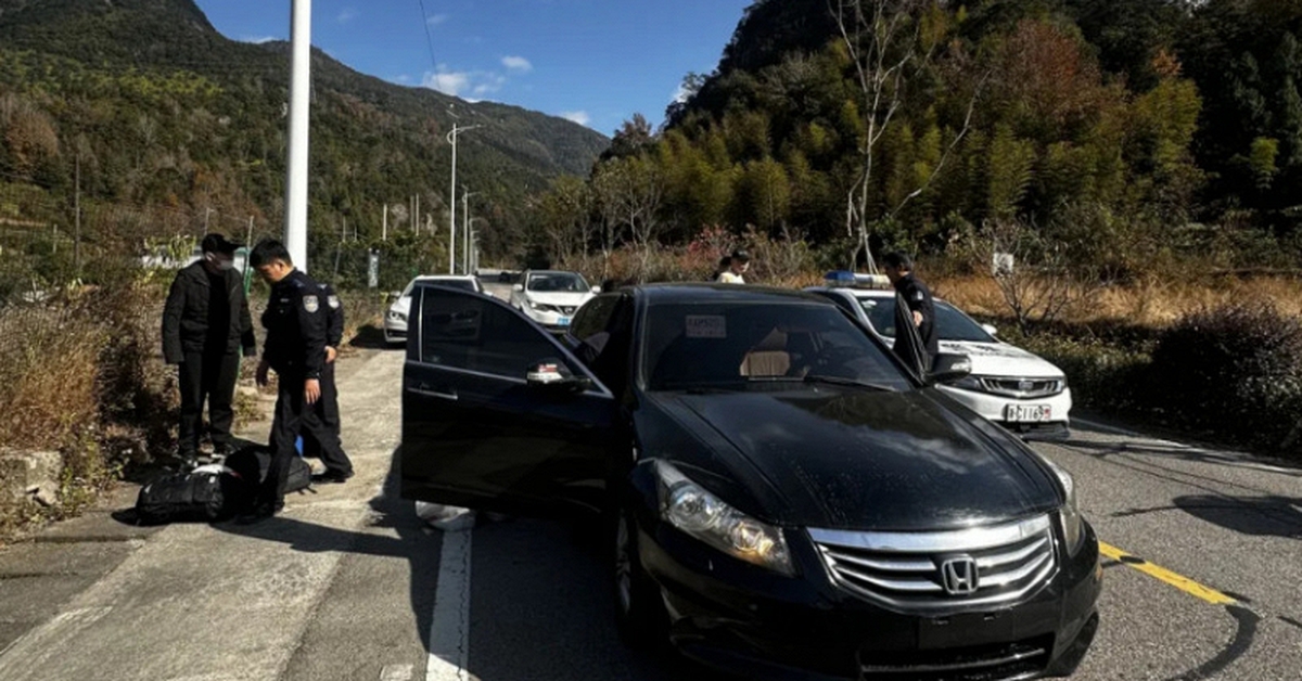 Phát hiện hơn 11,4 tỷ đồng tiền mặt trên 1 chiếc ô tô không có biển số