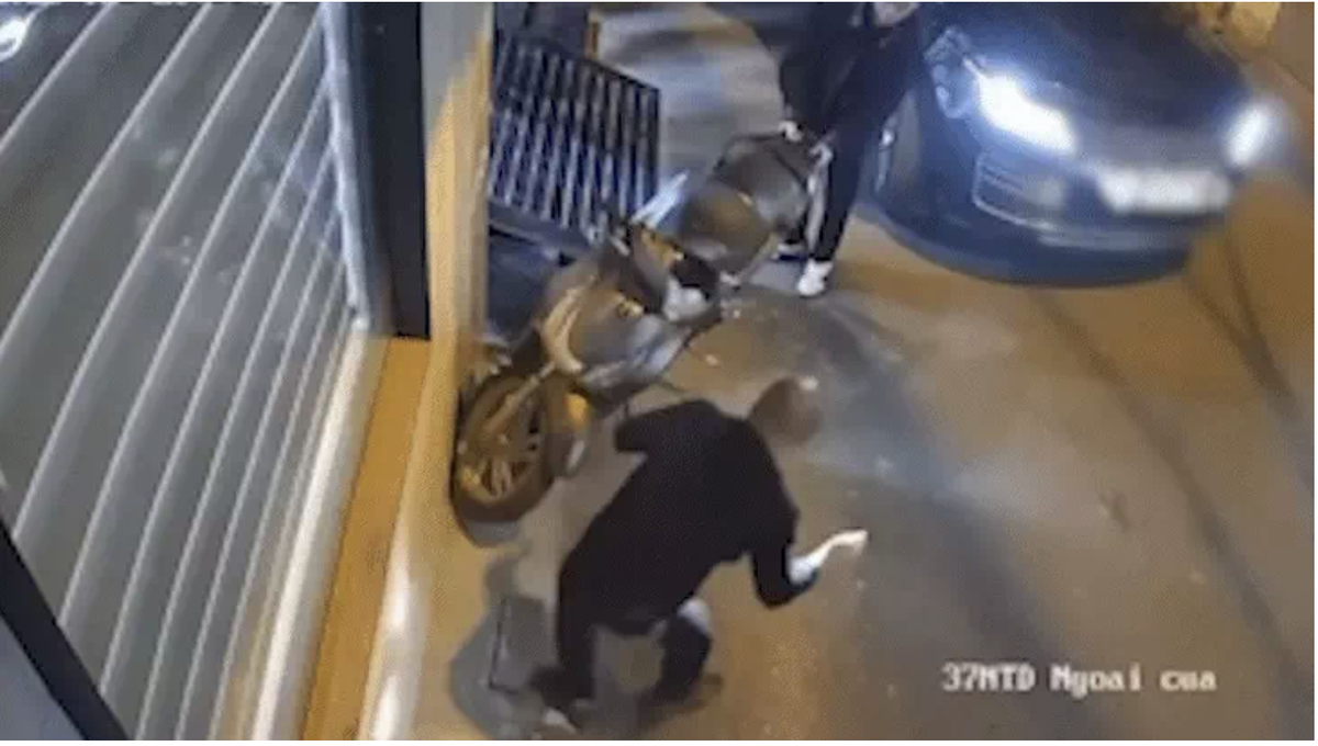 Vụ tài xế Range Rover chọc thủng lốp SH: Thanh niên bên cạnh khuyên một câu, người đàn ông vẫn ra tay