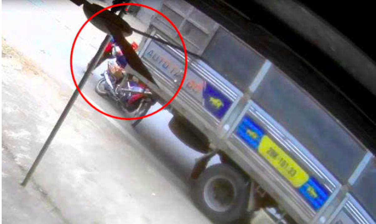 Người phụ nữ bị xe tải cuốn vào gầm, cận cảnh màn giải cứu "nghẹt thở"