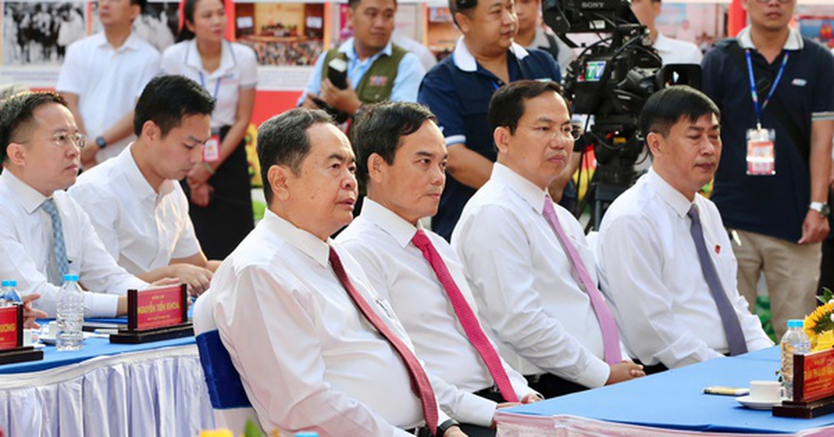 Hình ảnh lãnh đạo, nguyên lãnh đạo Đảng, nhà nước, TPHCM đi bầu cử