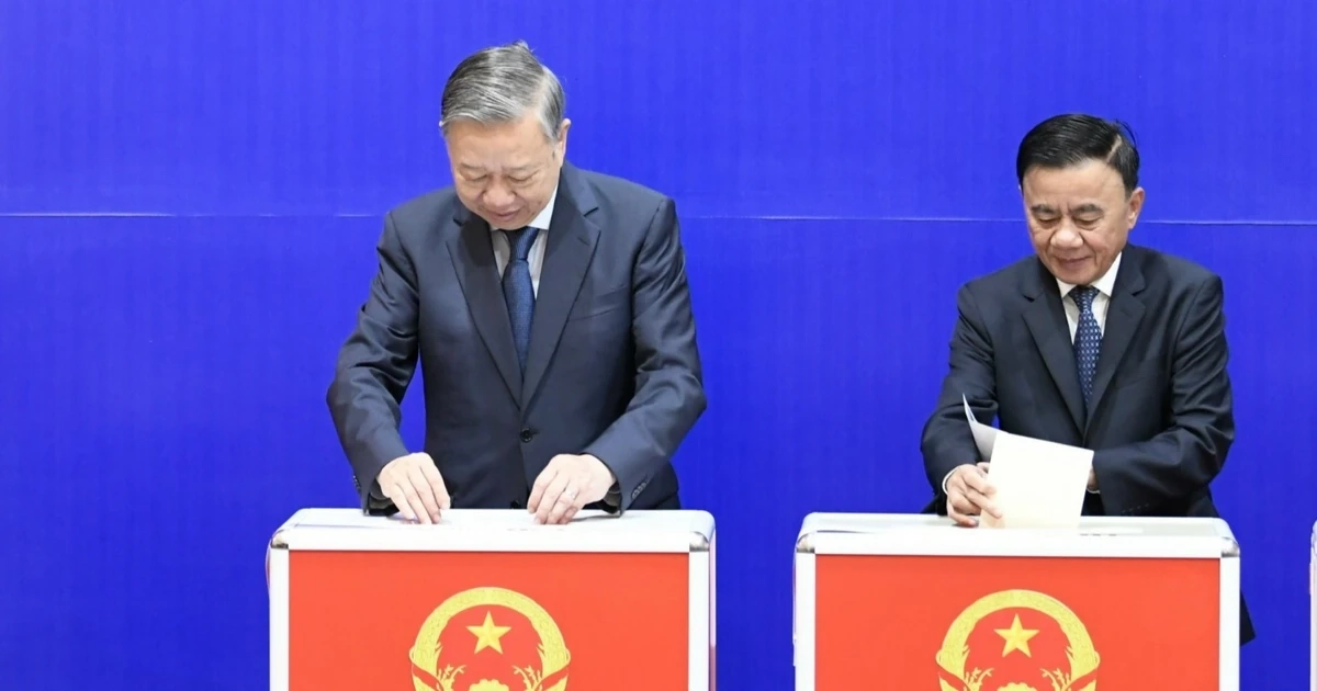 Hình ảnh Tổng Bí thư Tô Lâm cùng lãnh đạo Đảng, Nhà nước thực hiện quyền cử tri