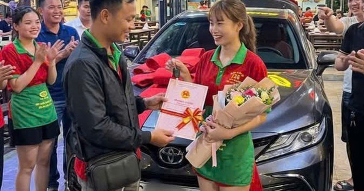 Nam nhân viên trúng độc đắc 18 tỉ đồng tiếp tục gây bất ngờ khi tặng ô tô cho em gái chủ quán