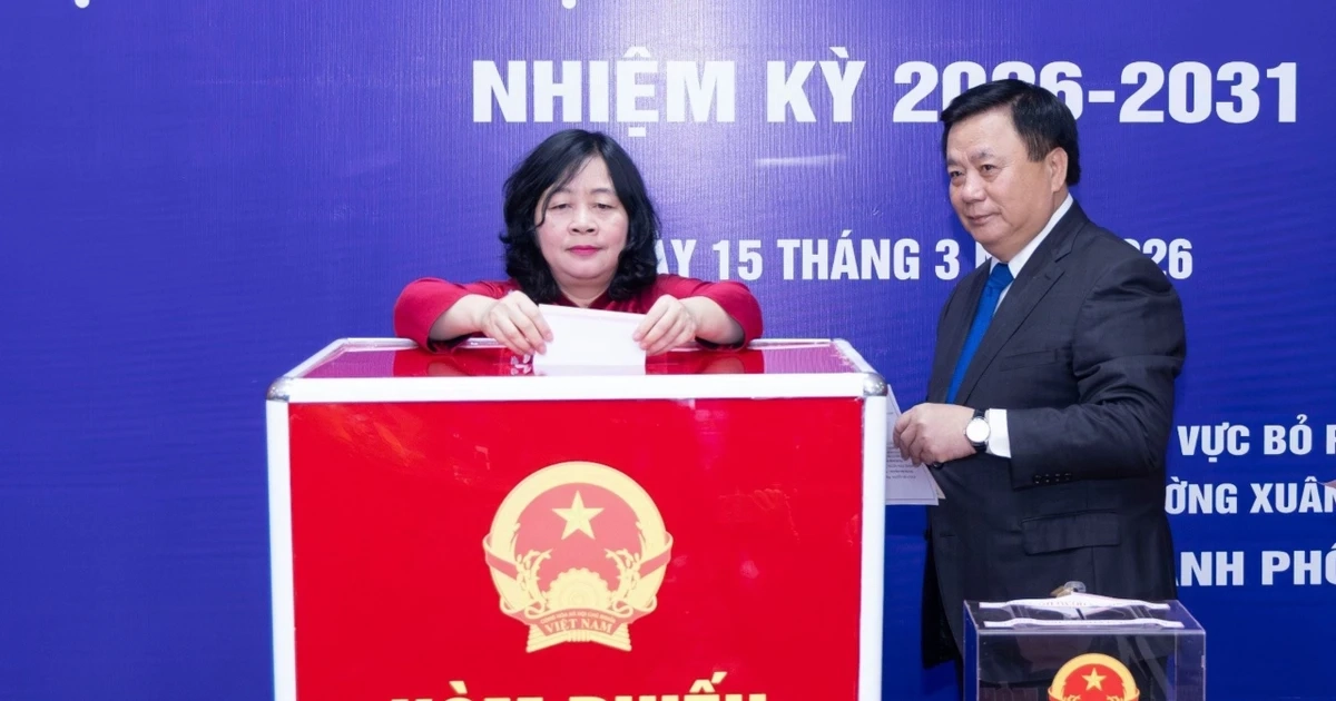 Chủ tịch Ủy ban Trung ương MTTQ Việt Nam Bùi Thị Minh Hoài bỏ phiếu bầu cử tại Hà Nội