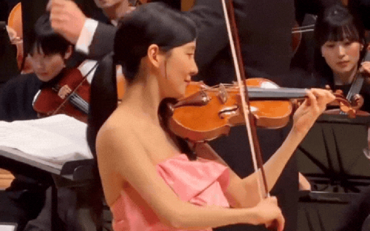 Tìm đâu ra cực phẩm như mỹ nhân này: Hát hay học giỏi nức tiếng, 19 năm vẫn trẻ đẹp, út cưng của cả showbiz