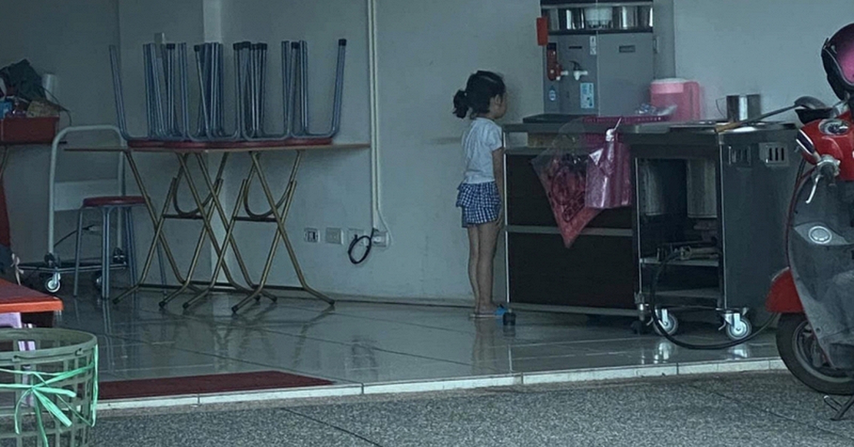 Loạt ảnh trẻ con chịu "hình phạt quốc dân" gây sốt: Cứ 10 người xem là 9 người thấy bóng dáng tuổi thơ mình