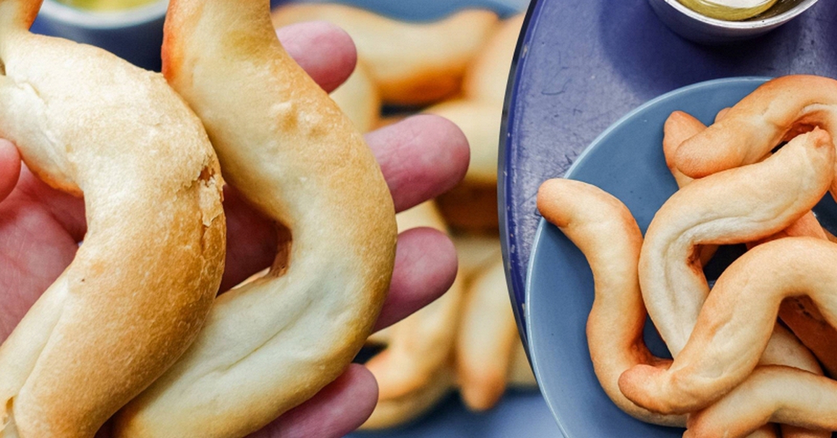 Khách xếp hàng như mua vàng, loại bánh mì "oằn tà là vằn" ở Hải Phòng có gì mà hot đến vậy?