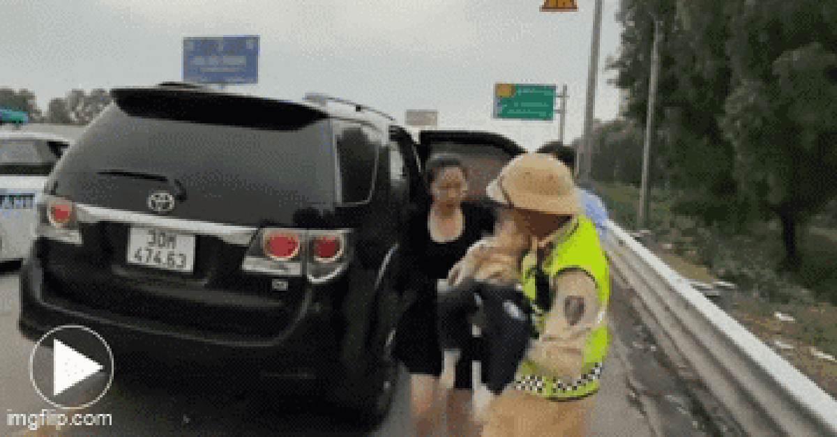 Một gia đình hốt hoảng, cầu cứu lực lượng CSGT trên cao tốc