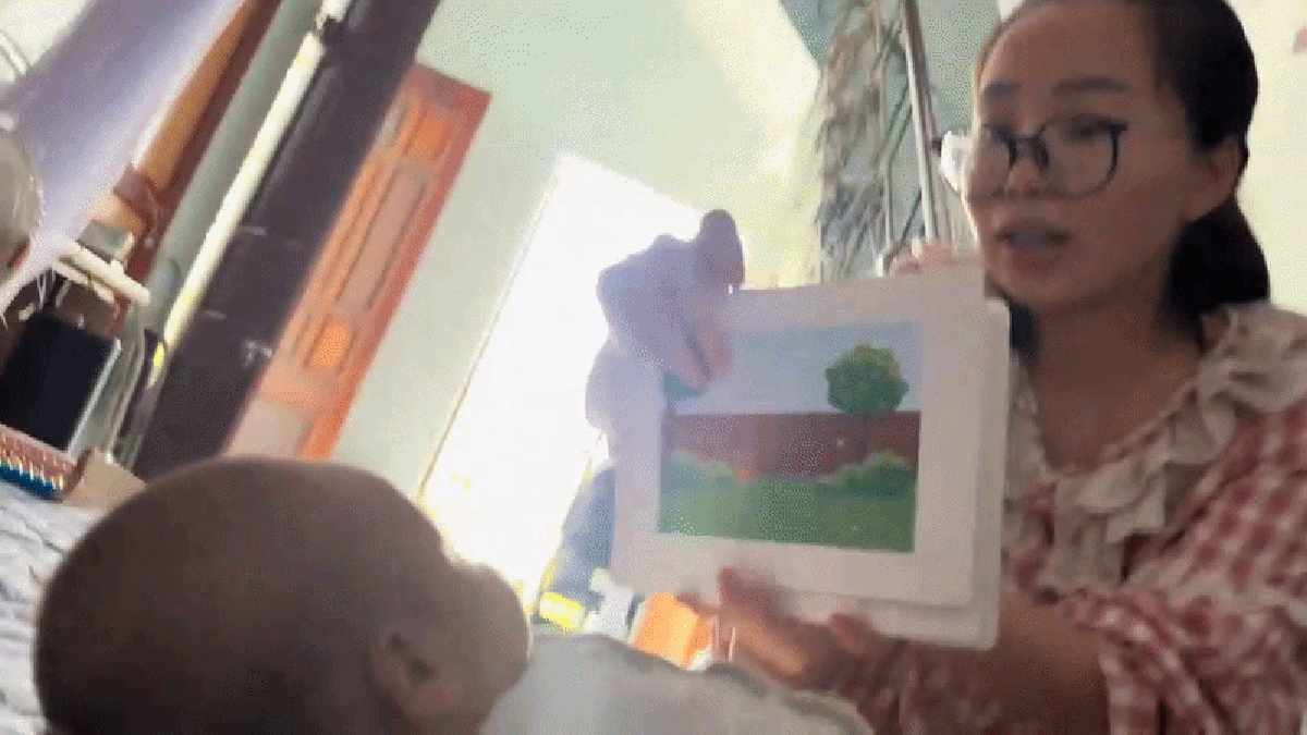 Clip mẹ bỉm liên tục làm hành động lạ trước mặt con mới sinh hút 10 triệu lượt xem: Nhìn rất vô lý nhưng kết quả rất đỉnh?