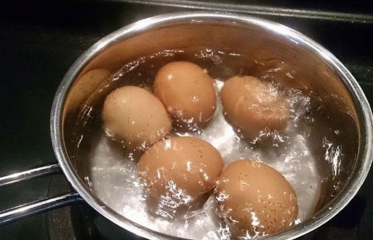Luộc trứng đừng chỉ cho nước: Thêm 1 thìa này vào, bóc vỏ trơn tuồn tuột mà không bị nứt