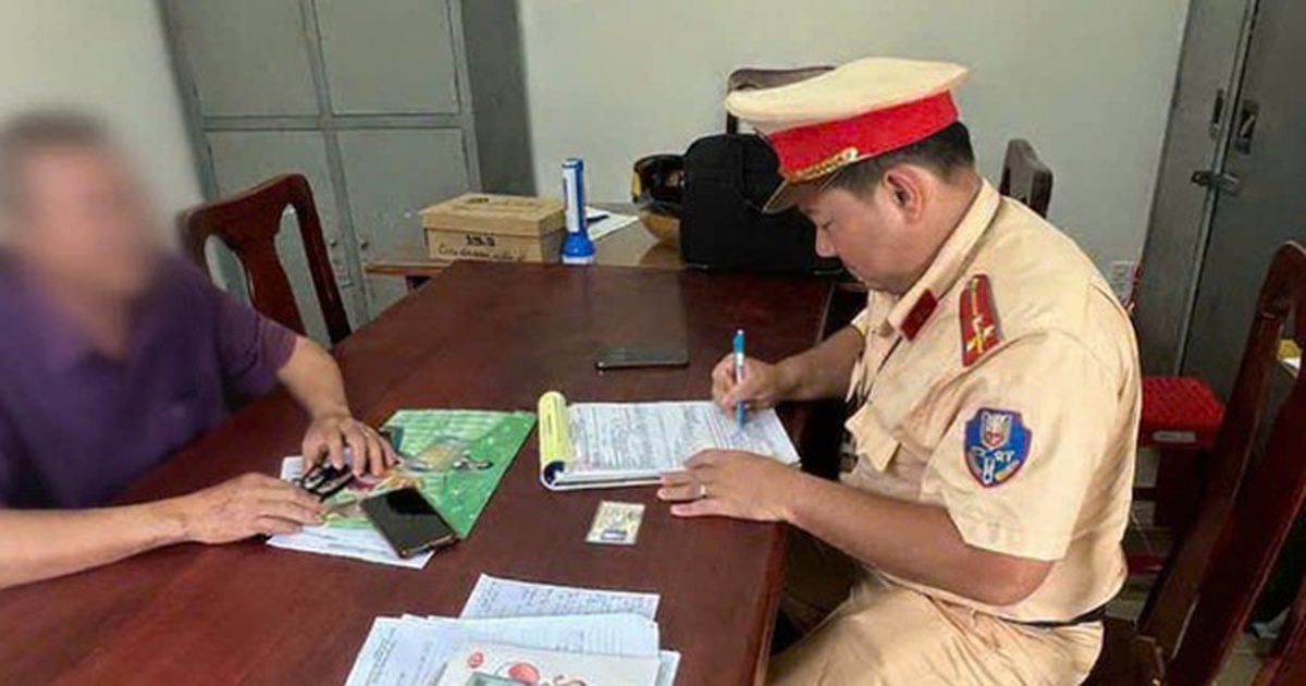 Từ clip người dân đăng tải, Công an Tây Ninh xử phạt tài xế xe tải chạy ngược chiều