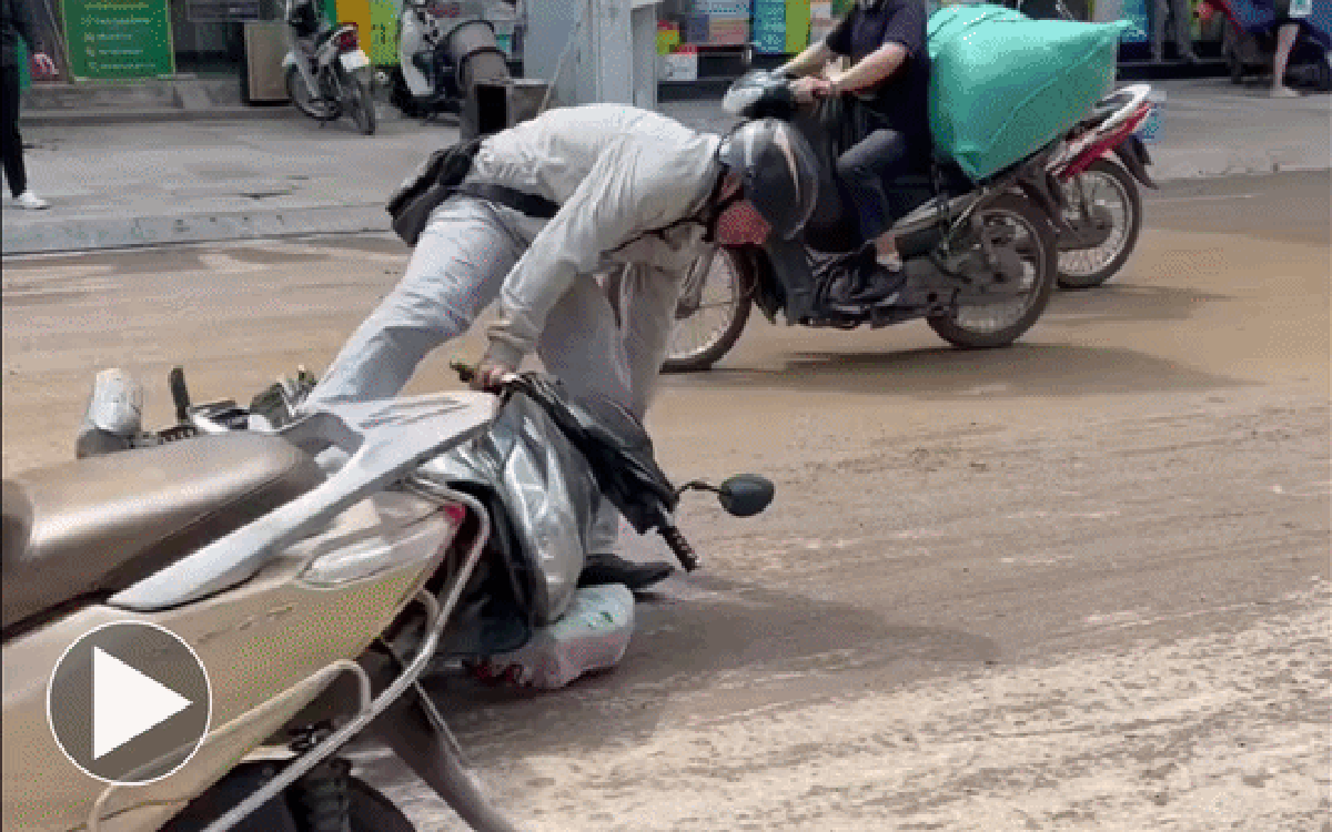 Hàng loạt xe máy đang đi ngã ra đường: CSGT truy ra hung thủ, mức xử phạt thế nào?