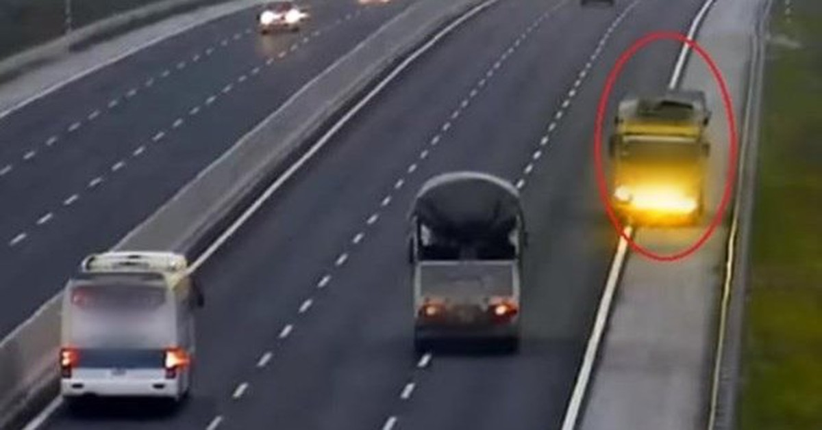 Kiểm tra bất ngờ chiếc ô tô trên cao tốc, phát hiện gần 250 triệu đồng vương vãi khắp nơi, cảnh sát truy vết đầu mối quan trọng