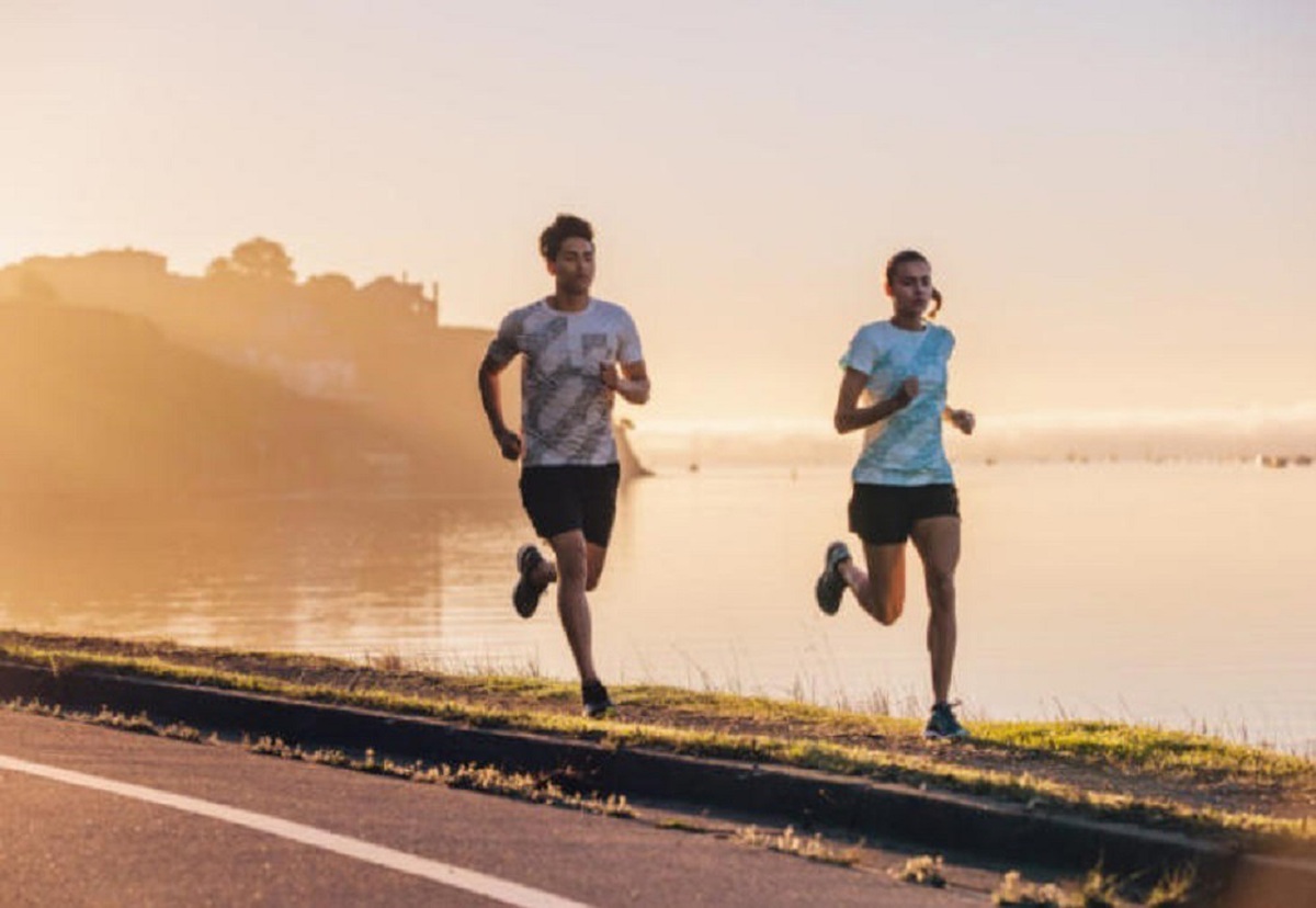 Chạy 30 phút buổi sáng hay đi bộ 60 phút buổi tối tốt cho sức khoẻ hơn?
