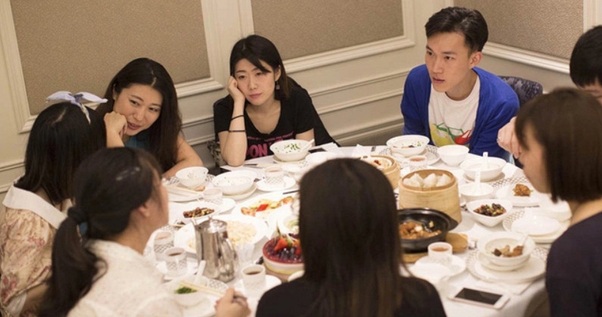 Lãnh đạo về hưu nói thẳng: Người có 2 hành động này trên bàn ăn nên tránh kết giao, càng thân càng dễ mất uy tín