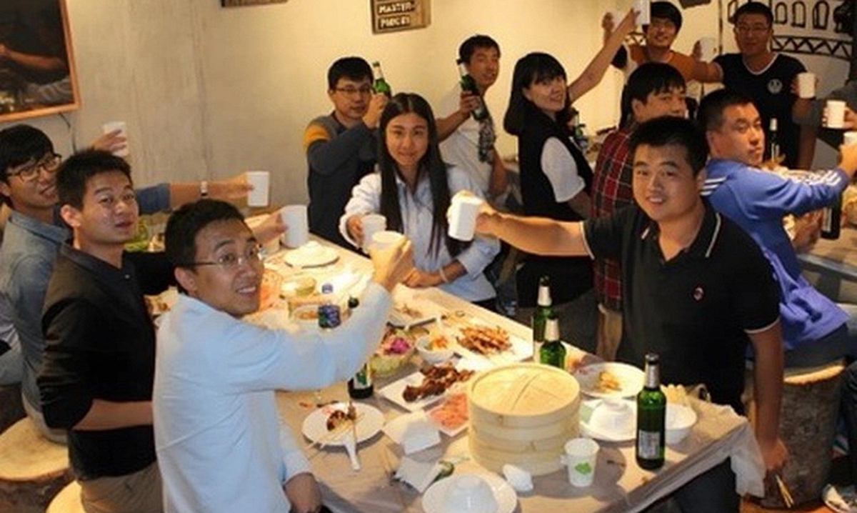 Đi họp lớp, các bạn khoe giàu còn tôi nói vẫn nợ 2 tỷ đồng: Về đến nhà, nhận được tin nhắn cả đời không thể quên