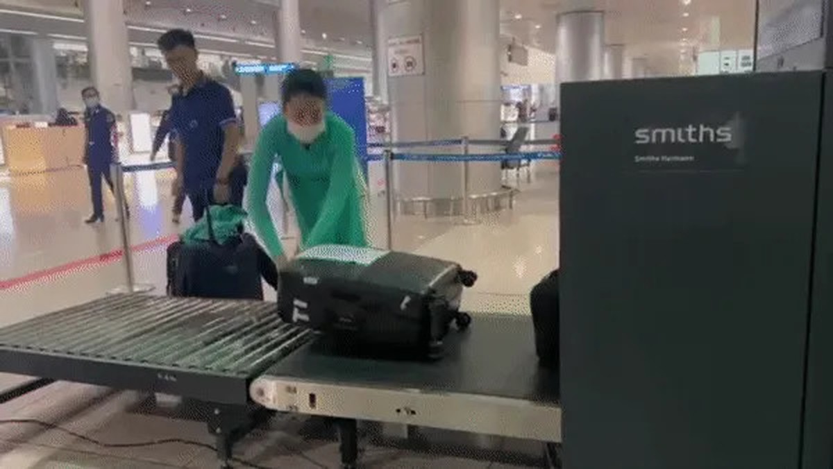 Máy quét hải quan tại sân bay nhìn thấu ma tuý, đồ vật cấm như thế nào?