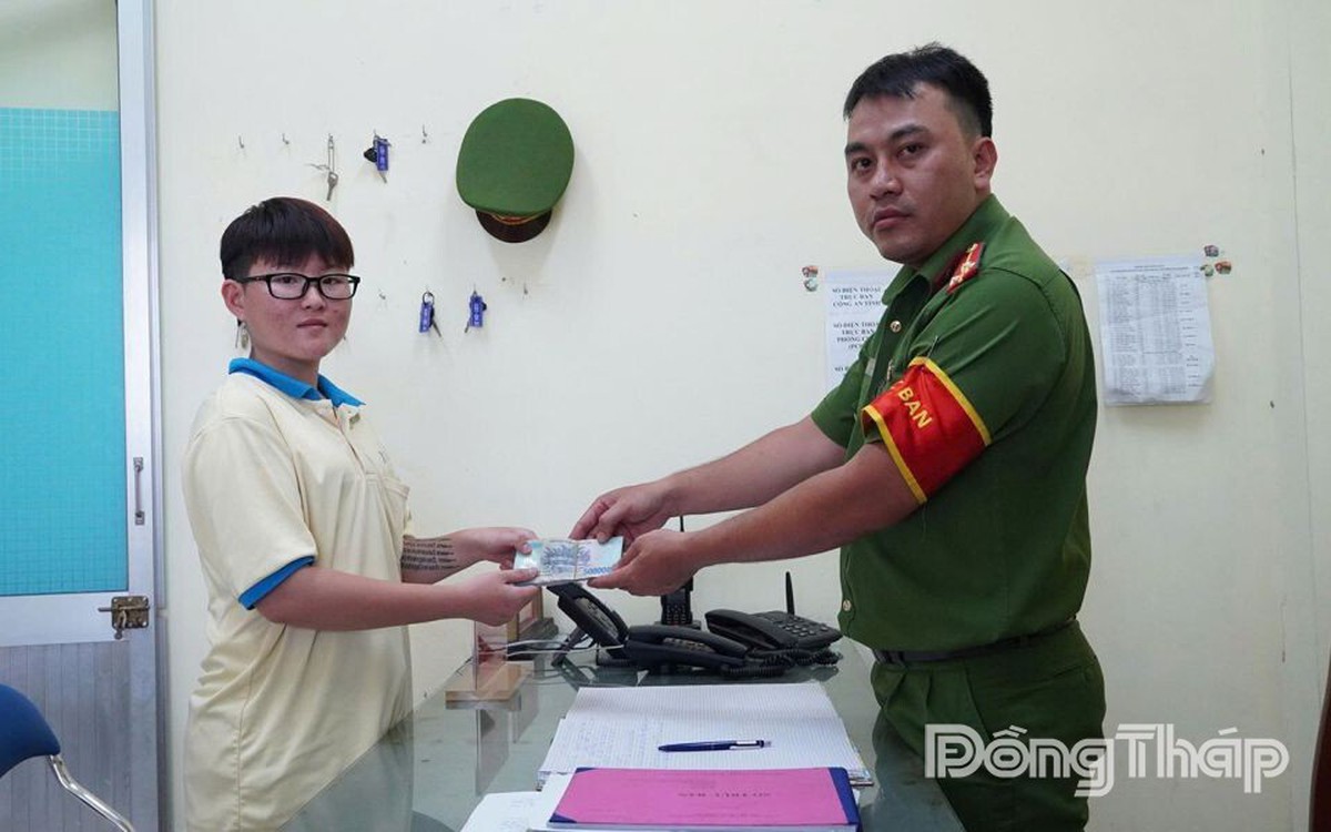 Lương chỉ 6 triệu/tháng, nhưng tài khoản nhận được 30 triệu: Nữ công nhân sinh năm 2007 rút tiền rồi đến công an