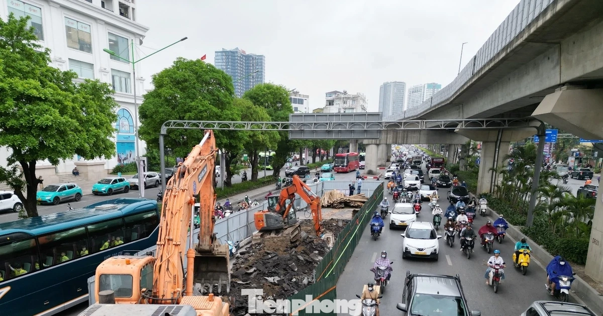 Đường Nguyễn Trãi dựng rào chắn gây ùn tắc