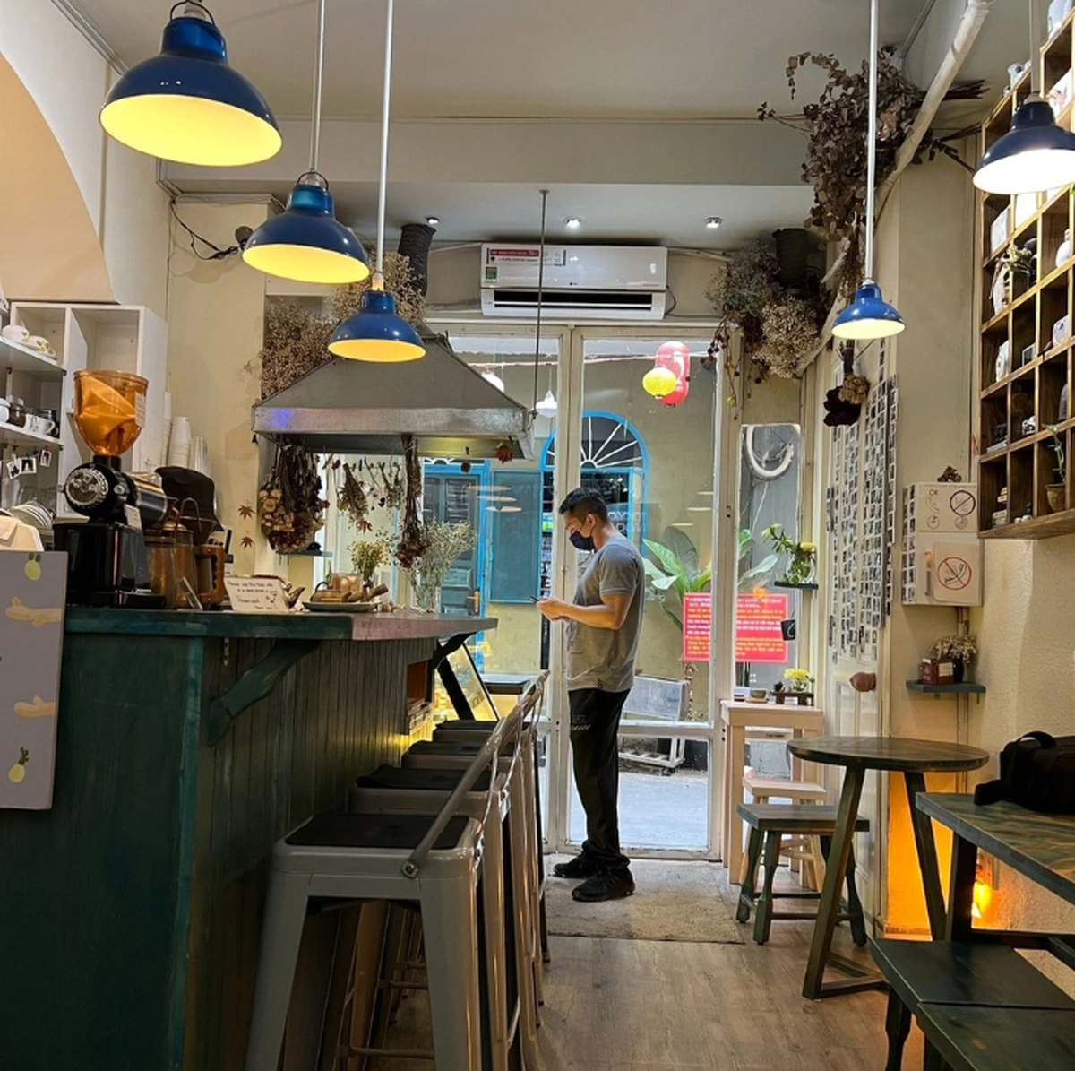 Quán cà phê ở TPHCM không cho khách ngồi quá 1,...