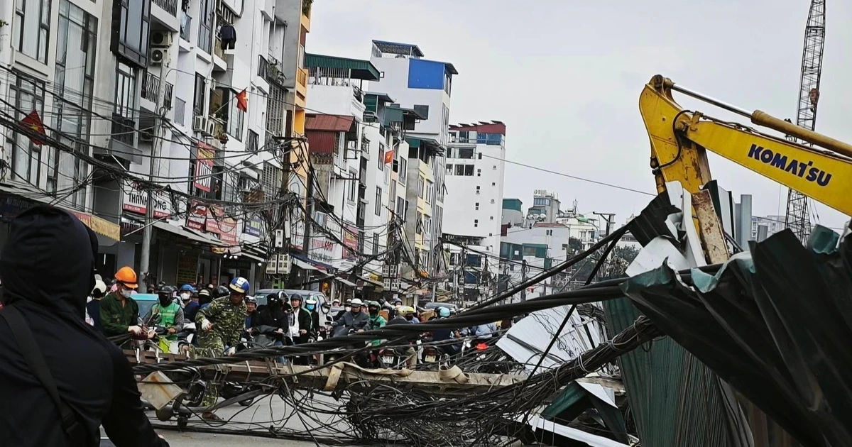 Hà Nội: Cột điện bất ngờ đổ chắn ngang đường La Thành