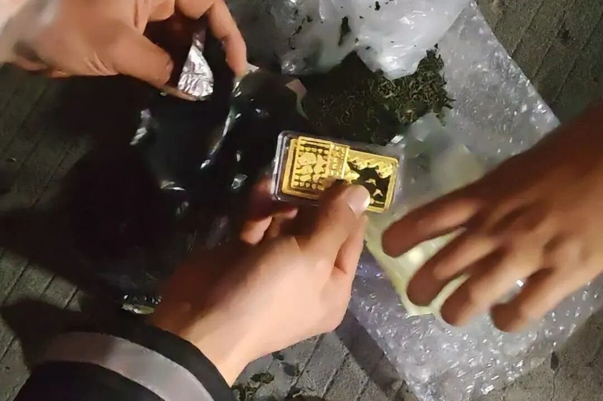 Phát hiện 3 thỏi vàng trị giá 230 triệu đồng trong một gói trà