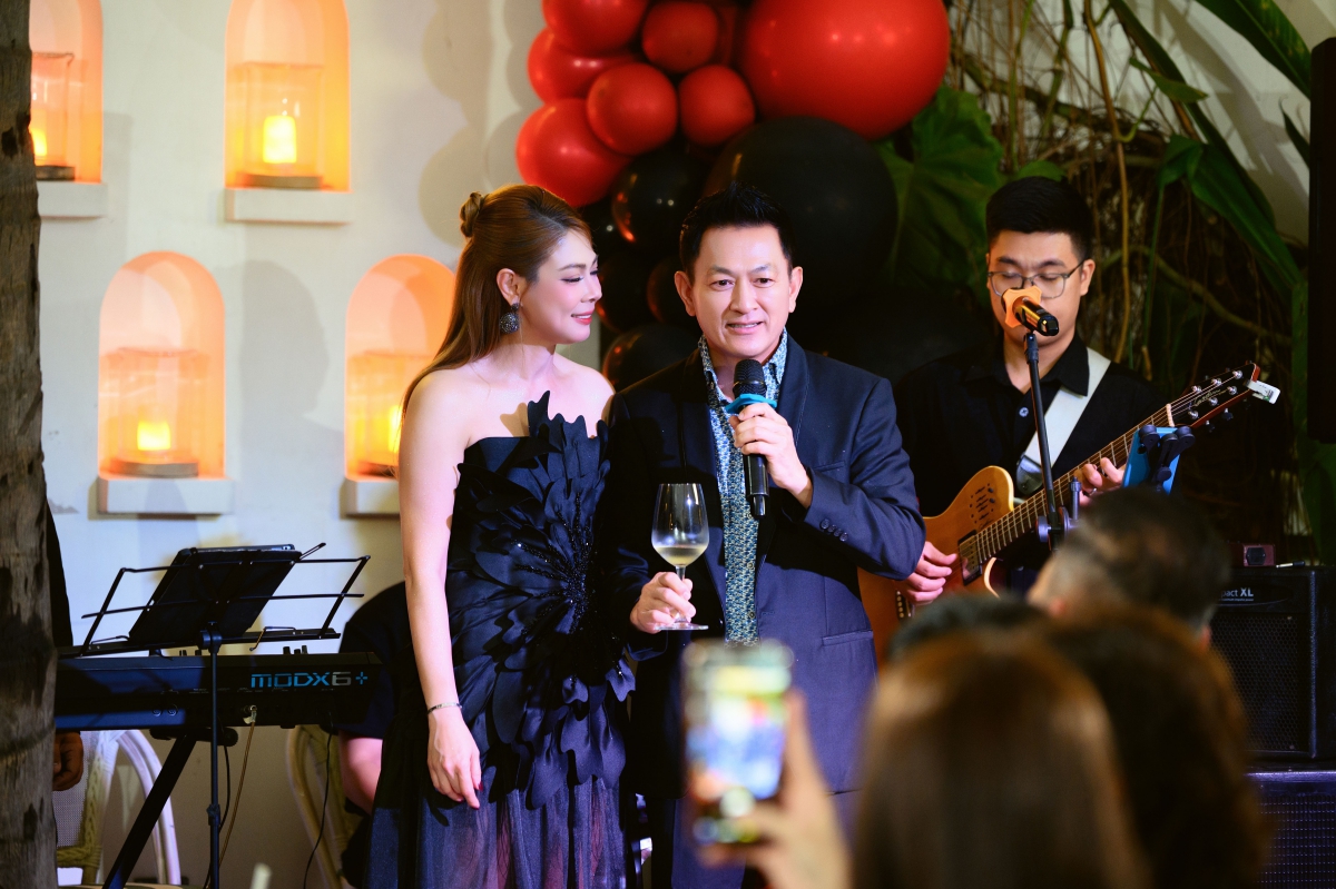 Chồng Việt Kiều bí mật bay về Việt Nam tổ chức sinh nhật như đám cưới cho Thanh Thảo